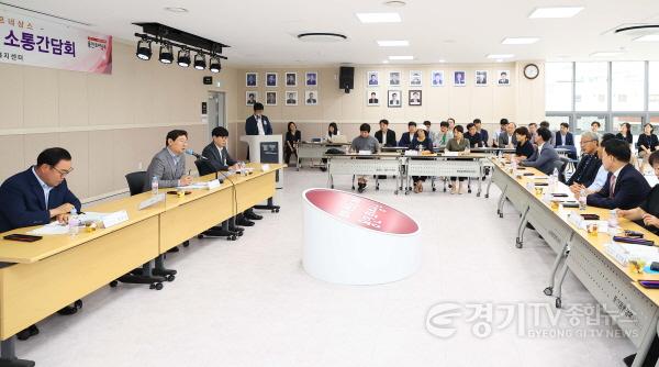 [크기변환]1-2. 이상일 용인특례시장이 26일 중앙동 주민소통간담회에서 주민들과 이야기 나누고있다..jpg