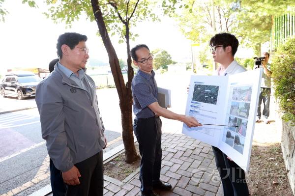 [크기변환]1-3. 이상일 용인특례시장이 포곡읍 둔전제일초등학교 후문 농로 통학로 개선 현장에 대한 설명을 듣고 있다..jpg