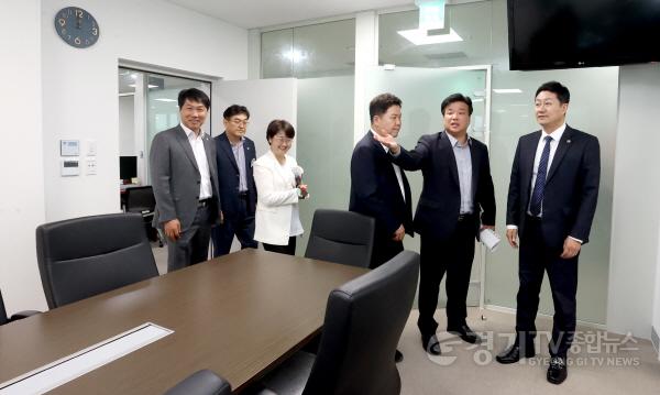 [크기변환]240830 양우식 의원, 의장단 등과 운영위 리모델링 공간 첫 순회 (2).jpg