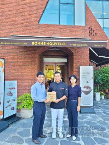 [크기변환]5-1. 수지구 상현1동 지역사회보장협의체는 ㈜본누벨을 지역복지협력기관으로 인증하고 현판을 전달했다.jpg