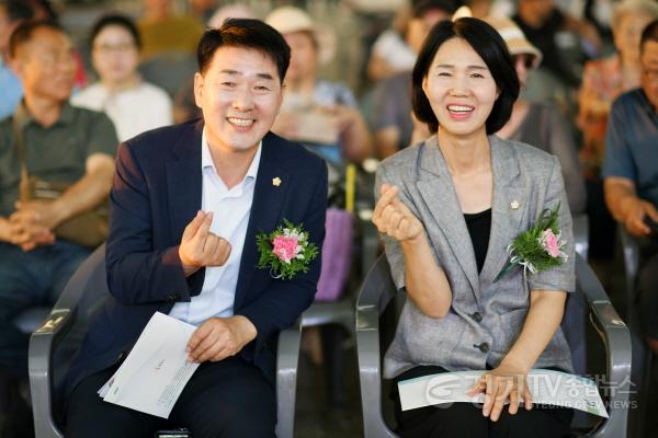 [크기변환]사진2) 제20회 화성예술제 개막식에 참가한 화성시의회 배정수 의장과 최은희 의원.jpg