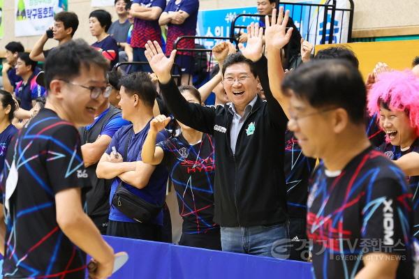 [크기변환]1-1. 이상일 용인특례시장이 9월 20일 열린 제22회 경기도 공무원 친선 체육대회 탁구 경기장에서 공직자들을 응원하고 있는 모습..jpg