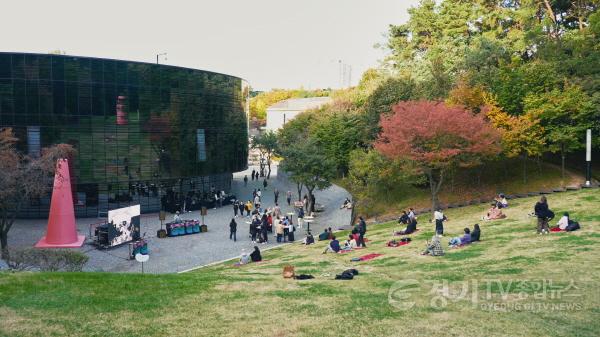 [크기변환]백남준아트센터_잔디언덕활용사진.jpg