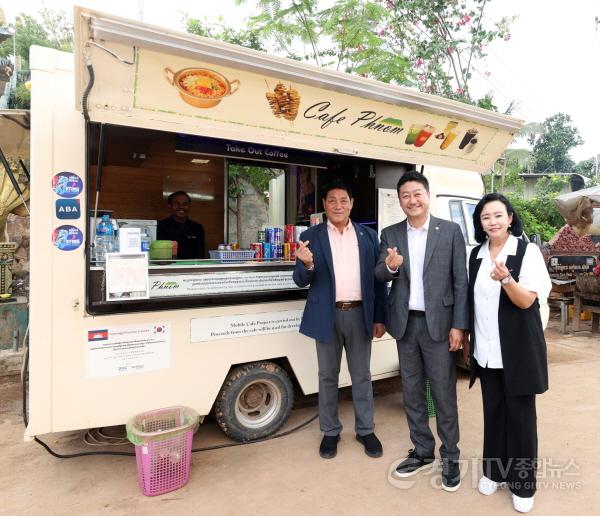 [크기변환]241024 정윤경 부의장, 의장단 캄보디아에 소방차 전달... 시엠립 주민들의 안전과 복지에 기여하길 희망4.jpg