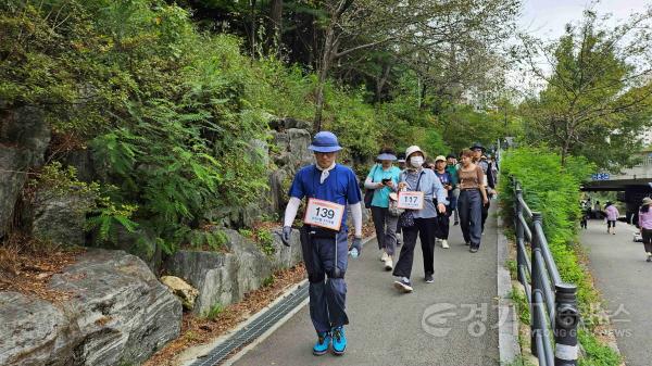 [크기변환]4-2. 9월 27일 풍덕천2동 정평천 걷기대회에서 주민들이 웨어러블 로봇을 체험하고 있다.jpg