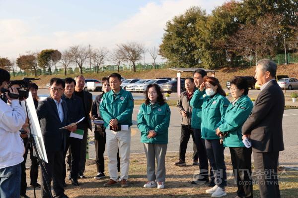 [크기변환]사진3) 평택시의회 기획행정위원회가 진위천유원지에서 보고받는 모습.jpg