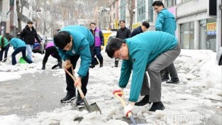[크기변환]1.안산시, 골목골목 빙판길에 제설제 사용... 주말 제설 총력전(1).jpg