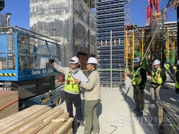 [크기변환]1. 용인특례시가 경기도의 건축, 주택 행정 평가에서 우수기관으로 선정됐다. 사진은 동절기 대비 대형건축공사장 점검 모습.jpg