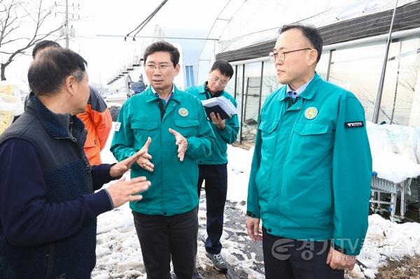 [크기변환]9-3. 이상일 용인특례시장이 1일 이한경 행정안전부 차관과 폭설 피해를 입은 처인구 남사읍 진목리 화훼농가 현장을 방문해 농가의 목소리를 듣고있다..jpg