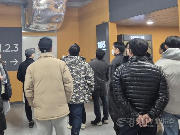 [크기변환]시 관계자와 입주예정자, 현장 관계자가 용인 경남아너스빌 디센터 사전점검을 하고 있다 (1).jpeg
