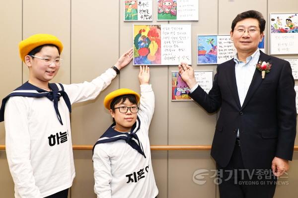 [크기변환]2-2. 이상일 용인특례시장이 6일 기흥장애인복지관 제18회 가족잔치에서 학생들의 그림에 감상평을 남긴 뒤 기념촬영 하고 있다.jpg