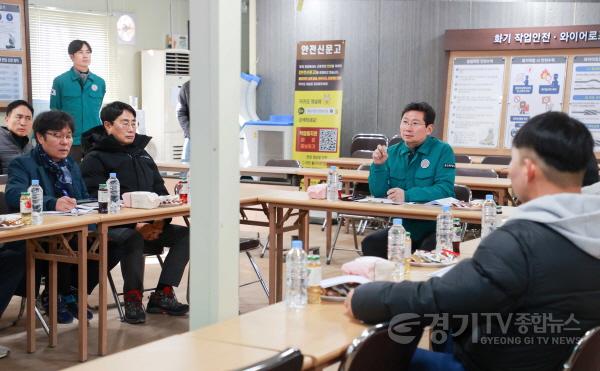 [크기변환]7-2. 이상일 용인특례시장이 3일 양지면 경남아너스빌 디센트 건설현장을 찾아 하자 보수가 완료된 후 시가 사용검사 승인할 것을 강조했다..JPG