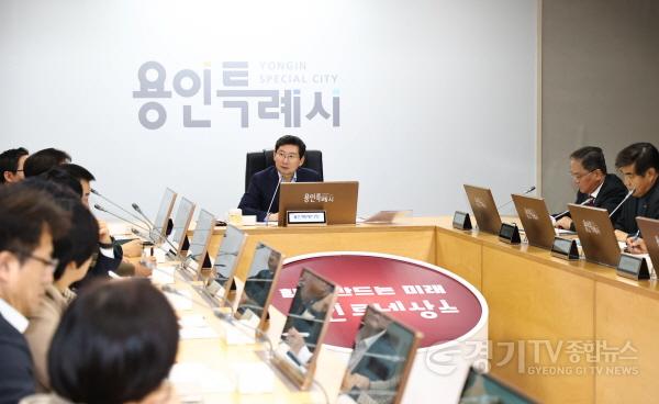 [크기변환]6-1. 이상일 용인특례시장이 9일 열린 간부공무원 회의에서 폭설 시 대중교통이 원활하게 운행하도록 하는 데 우선순위를 두어 제설작업을 하라고 지시했다..jpg