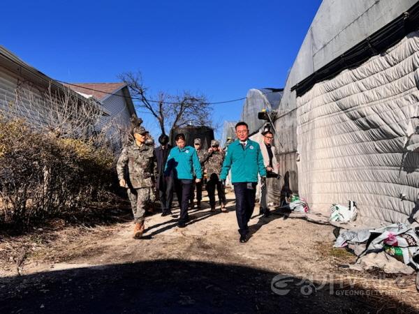 [크기변환]01-이충우 여주시장 폭설 피해 농가 위로 및 복구 현장 군 장병 격려 1.jpg
