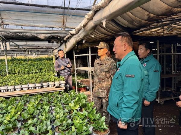 [크기변환]01-이충우 여주시장 폭설 피해 농가 위로 및 복구 현장 군 장병 격려 2.jpg