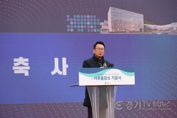 [크기변환]사진2) (가칭)서부출장소 기공식에서 축사하는 강정구의장1.jpg