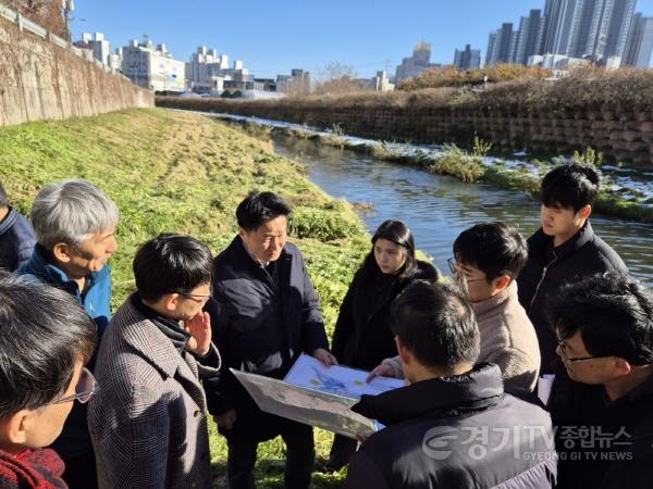 [크기변환]241209 김태희 의원, 반월저수지·건건천·반월천 현장점검…수질과 생태환경 개선방안 모색 (1).jpg