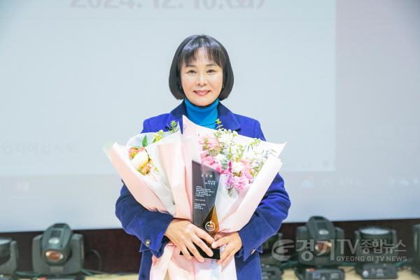 [크기변환](사진자료수정)화성시를 사랑하는 언론인연합회로부터 공로패 수여.jpg