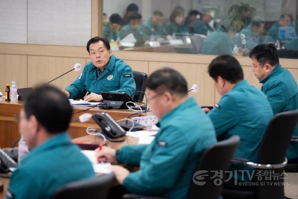 [크기변환]1-1. 이재준 수원시장, “폭설 피해 농가 상황 상세하게 파악한 후 신속하게 농가별로 필요한 지원하라”.jpg