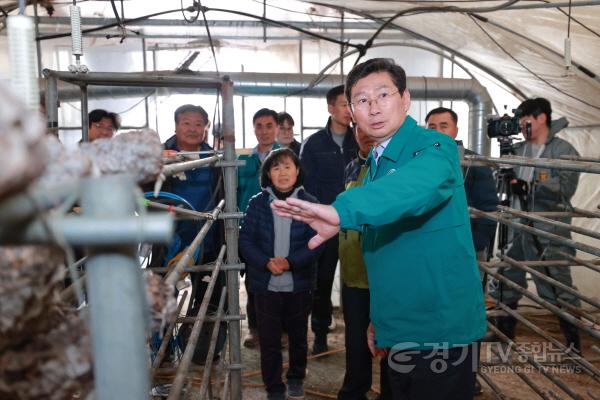 [크기변환]9-2. 이상일 용인특례시장이 9일 이동읍과 양지면의 폭설 피해 농가를 방문해 피해 상황을 확인하고 지원 방안을 논의했다..jpg