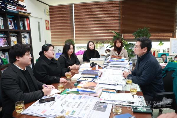 [크기변환]5-1. 이상일 용인특례시장이 10일 처인구시민연대로부터 경강선 연장에 동의하는 용인시민의 서명부를 받고 의견을 나누고 있다..jpg