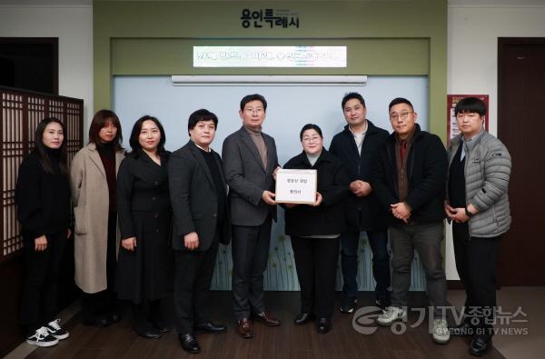 [크기변환]5-2. 이상일 용인특례시장이 10일 처인구시민연대로부터 경강선 연장을 위한 주민 서명부를 전달받았다..jpg