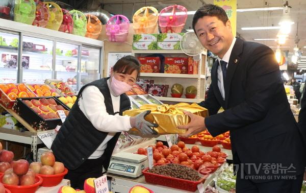 [크기변환]241212 김진경 의장, 전통시장 찾아 흔들림 없는 민생 의정 실현 의지 밝혀 (1).jpg