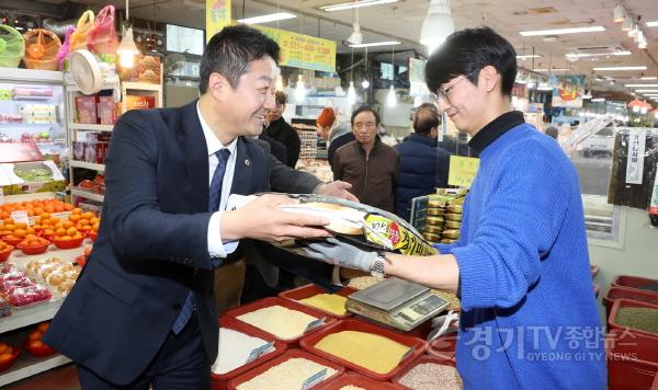 [크기변환]241212 김진경 의장, 전통시장 찾아 흔들림 없는 민생 의정 실현 의지 밝혀 (2).jpg