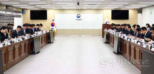 [크기변환]5-2. 12일 국토교통부 세종청사 대회의실에서 열린 제7차 국가산단 범정부 추진지원단 회의에 참석한 인사들의 모습 (3).jpg