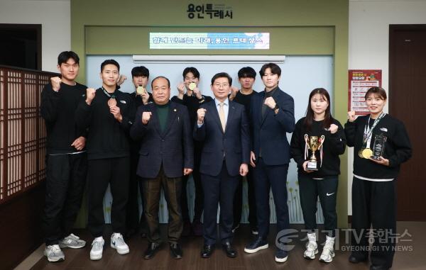 [크기변환]6-1. 용인특례시(시장 이상일)는 지난 13일 시청 시장식에서 직장운동경기부 소속 태권도팀의 우승 트로피 봉납식을 열.jpg