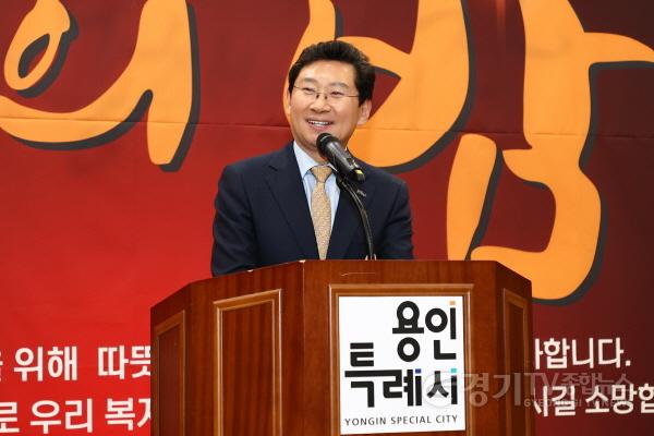 [크기변환]7-1. 이상일 용인특례시장이 13일 용인시기흥노인복지관에서 열린 자원봉사자와 후원자 감사의 밤 행사에서 축사를 하고 있다..jpg