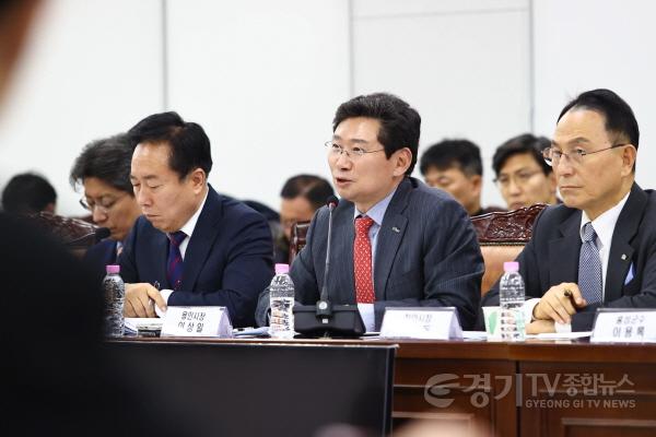 [크기변환]8-2. 이상일 용인특례시장이 12월 12일 국토교통부 세종청사 대회의실에서 진현환 국토교통부 1차관 주재로 열린 제7차 국가산단 범정부 추진지원단 회의에서 용인의 철도 인프라 확충 중요성을 설명하고 있다..jpg