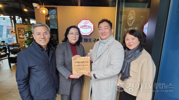 [크기변환]사본 -(동백3동) 동백3동 지역사회보장협의체가 압구정화로구이 용인동백점에 지역복지협력기관 현판을 전달했다..jpg