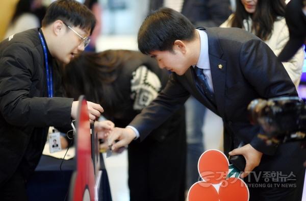 [크기변환]사진 1) 카드 단말기를 통해 기부하는 배정수 의장.jpg