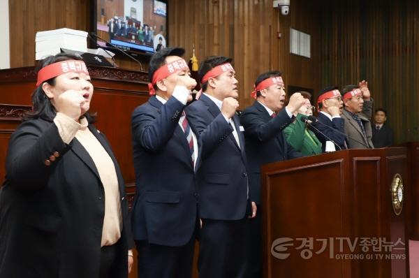 [크기변환]결의문 낭독 사진(3).jpeg