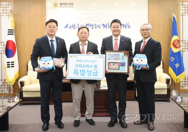 [크기변환]241216 김진경 의장, 16일 ‘2024년 크리스마스 씰 증정식 및 특별성금 전달식’ 실시 (2).jpg