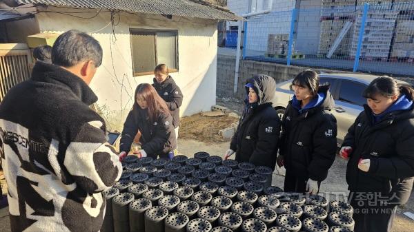 [크기변환]6-2. 용인특례시 직장운동경기부 소속 감독과 선수들이 16일 소외계층을 위해 난방유를 지원하고 연탄을 배달하는 봉사활동을 펼쳤다..jpg
