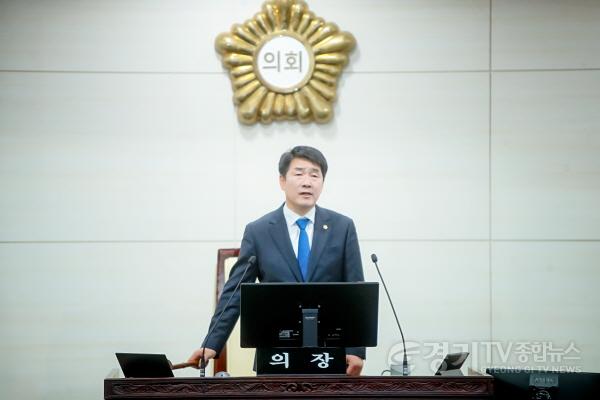 [크기변환]사진 1) 타봉 중인 배정수 의장.jpg