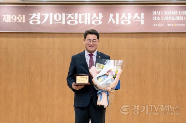 [크기변환]20241217 용인특례시의회 이진규 의원, 경기의정대상 수상.jpg