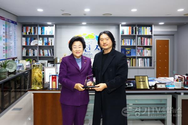 [크기변환]1. 김경희 이천시장, ‘자랑스러운 경기도박물관인상 공로상’ 수상2.jpg