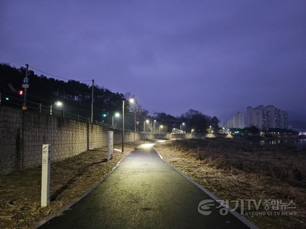 [크기변환]7. 용인특례시 처인구가 오산천 하천보안등을 설치한 모습.jpg