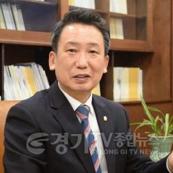 [크기변환]사진2) 강정구 의장 2.jpg