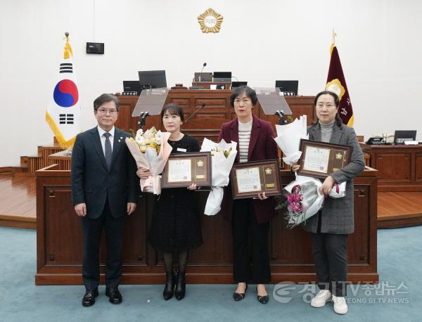 [크기변환][사진자료] 하남시의회, 12월 19일 제336회 제2차 정례회 제3차 본회의 ‘2024년 4분기 우수공무원’ 시상식.(사진_하남시의회 제공).jpg