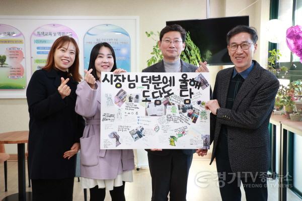 [크기변환]3-4. 이상일 용인특례시장이 지난 18일 청덕초등학교 학생들의 감사의 마음이 담긴 피켓을 선물받았다..jpg