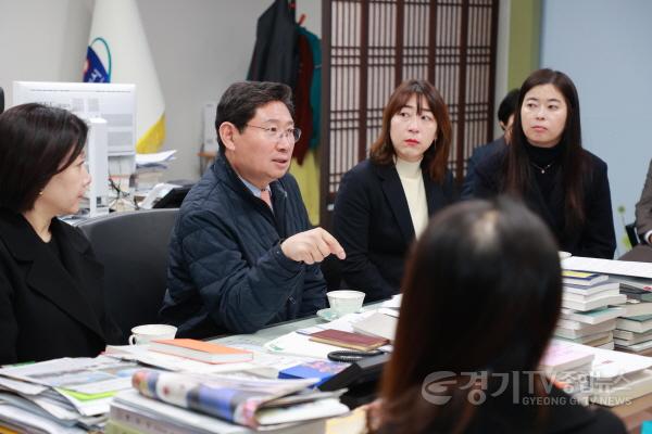 [크기변환]6-2. 20일 이상일 용인특례시장이 시장실에서 지역 내 학부모대표, 용인교육지원청 관계자들을 만나 교육환경 발전에 대해 논의했다..JPG