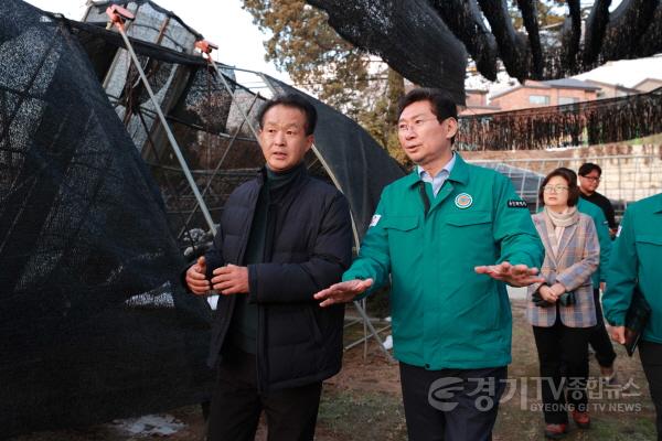 [크기변환]3-2. 용인특례시 폭설로 피해입은 농가를 찾아 피해상황을 논의하는 이상일 용인특례시장.JPG