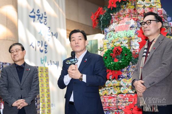 [크기변환]1-1.대한예수교장로회 백석대신총회,어려움 겪는 수원시민 위해 대형‘라면트리’전달.jpg