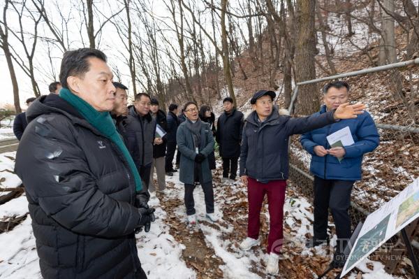 [크기변환]1-2. 이재준 수원시장, 천천육교·상광교동에서 2024년 마지막‘새빛 현장시장실’ 열어.jpg
