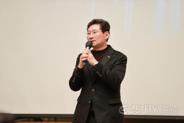 [크기변환]1-2. 이상일 용인특례시장이 24일 문화예술원 국제회의실에서 열린 지역문화예술 발전에 기여한 유공자에게 표창을 전하고 축사를 하고 있다.JPG