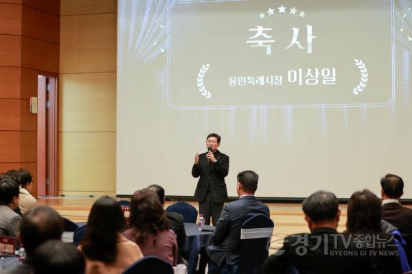 [크기변환]1-3. 이상일 용인특례시장이 24일 문화예술원 국제회의실에서 열린 지역문화예술 발전에 기여한 유공자에게 표창을 전하고 축사를 하고 있다.JPG